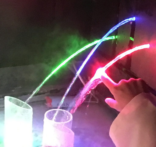 Une fontaine laser qui fascine les enfants, une très belle exoérience avec la lumière