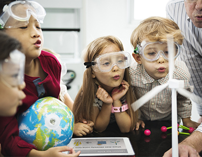 Lors d'un stage d'expériences scientifiques, des enfants suivent une activité éducative.
