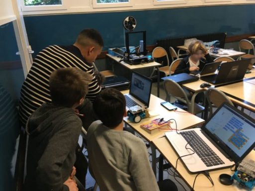 les enfants font du coding sous Scratch pour programmer leur robot mbot de Makeblock
