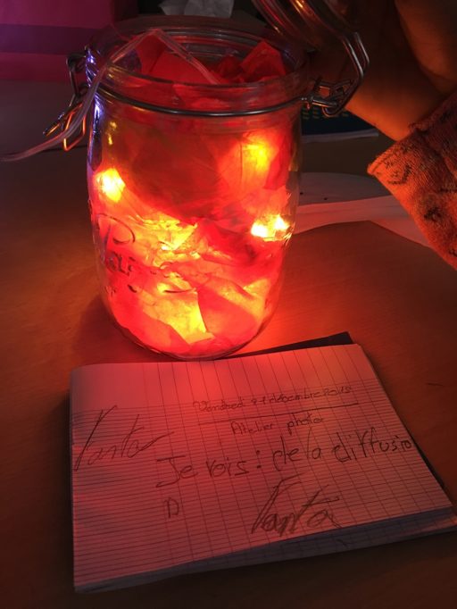 un enfant a fabriqué une lampe avec de la lumière rouge