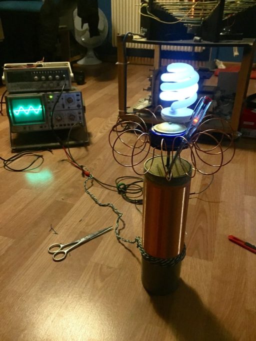 une bobine Tesla reliée à un oscilloscope fait briller une lampe