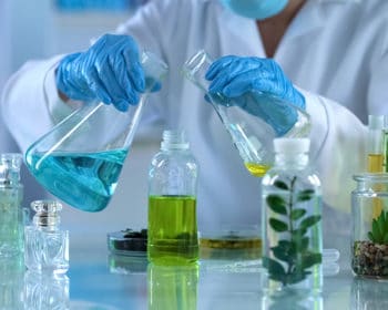 Manipulation de produits chimiques en laboratoire pour des senteurs, du parfum ou de l'aroma thérapie