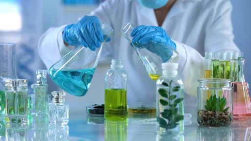 Manipulation de produits chimiques en laboratoire pour des senteurs, du parfum ou de l'aroma thérapie