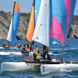 des jeunes naviguent en catamaran en Bretagne