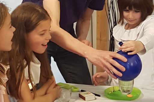 des enfants s'amusent au cours d'une fête d'anniversaire à thématique scientifique