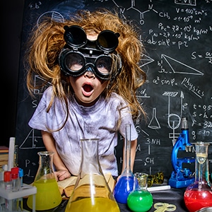 Un enfant réalise des expériences scientifiques pour son anniversaire