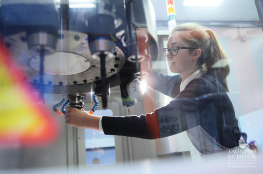 Un enfant fabrique son projet scientifique STEM et manipule une fraiseuse au sein d'un FabLab