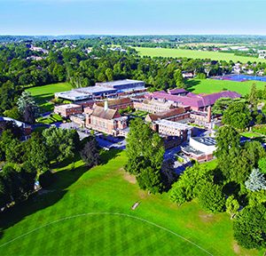 Vue aérienne du campus d'un bel internat anglais situé au sud de Londres