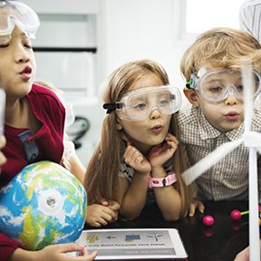 Image de présentation d'un stage de vacances d'expériences scientifiques pour les enfants âgés de 6 à 12 ans.