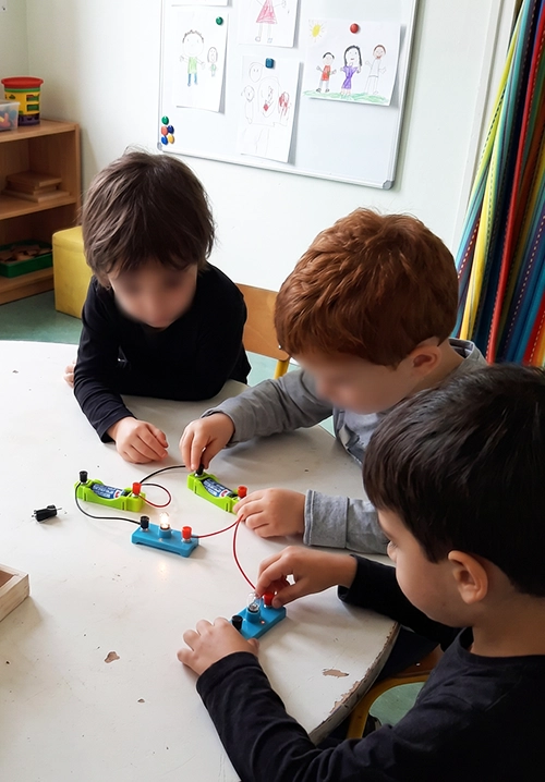 activite-enfant-maternelle-sciences-circuit-electrique-stage-les-petits-atomes