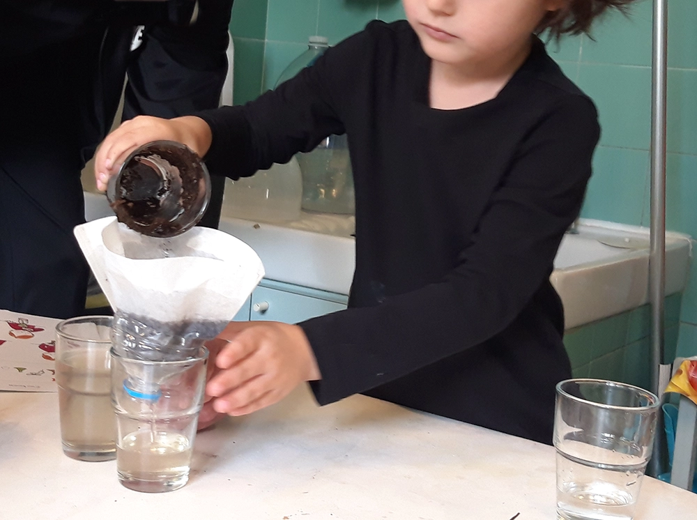 experience-filtration-eau-boueuse-maternelle-les-petits-atomes