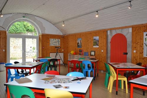 salle dédiée aux animations scientifiques dans la structure d'accueil des jeunes en séjour vacances