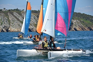 activité nautique a la mer, régate en catamaran lors d'un sejour vacances de jeunes a la mer