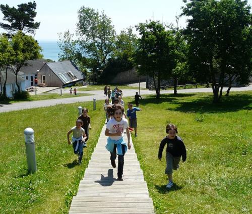 des enfants heureux en sejour de vacances l'été