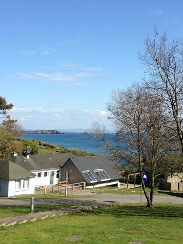 vue sur la mer et sur le restaurant de la colonie de vacances à la mer lors d'un séjour en été