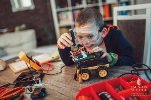 Un enfant de 8 ans participant au séjour linguistique scientifique en Angleterre organisé par Les Petits Atomes fabrique son robot en Lego et va le programmer