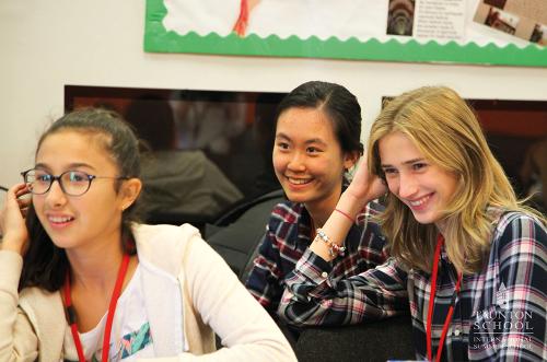 Des étudiantes participent à un cours d'anglais lors de leur séjour linguistique en Angleterre organisé par Les Petits Atomes