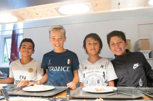 Les enfants prennent leurs repas au réfectoire lors du séjour linguistique en Angleterre. Ils choisissent leur repas au buffet.