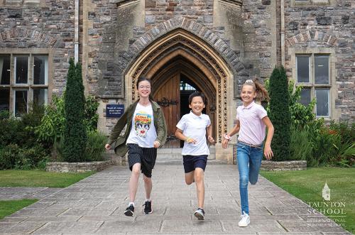 Des enfants courent devant l'entrée de l'école anglaise lors du séjour linguistique.