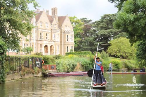 Les enfants et ados font une excursion à Oxford lors de leur séjour linguistique organisé par Les Petits Atomes