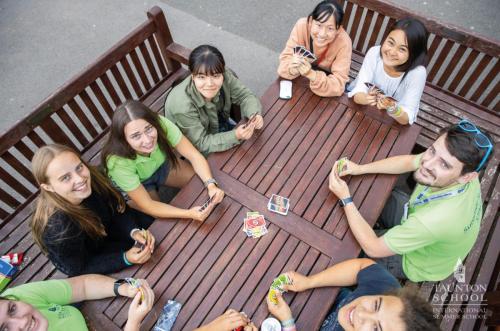 Des adolescents jouent aux cartes lors d'un séjour linguistique en Angleterre.