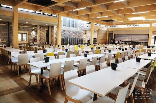 Réfectoire oû les enfants prennent leur repas lors du séjour linguistique.