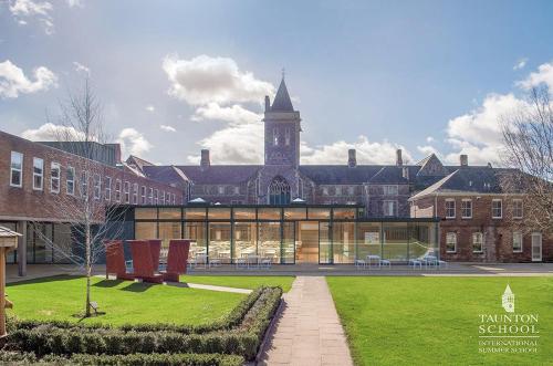 Le réfectoire de l'internat, où les enfants prennent leurs repas, est refait à neuf.