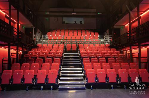 L'internat est équipé d'une salle de spectacles et de projection, pour le séjour linguistique en Angleterre destiné aux enfants et aux adolescents.