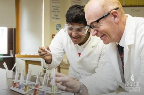 Séjour linguistique pour adolescents en Angleterre STEM Les Petits Atomes